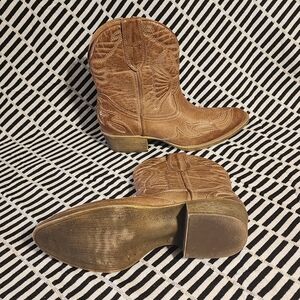 Coconut Matisse: Cowboy boots size 9